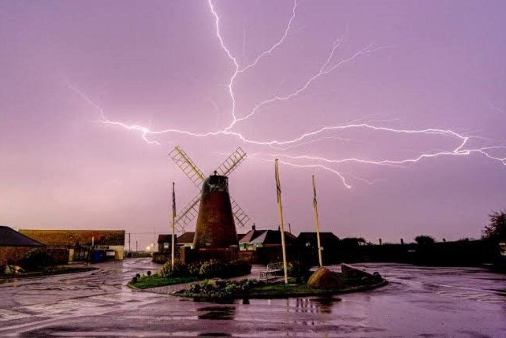 ⛈️ Thunderstorms Across England: Important Advice for People with Asthma and Other Lung Conditions