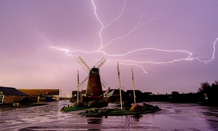 ⛈️ Thunderstorms Across England: Important Advice for People with Asthma and Other Lung Conditions