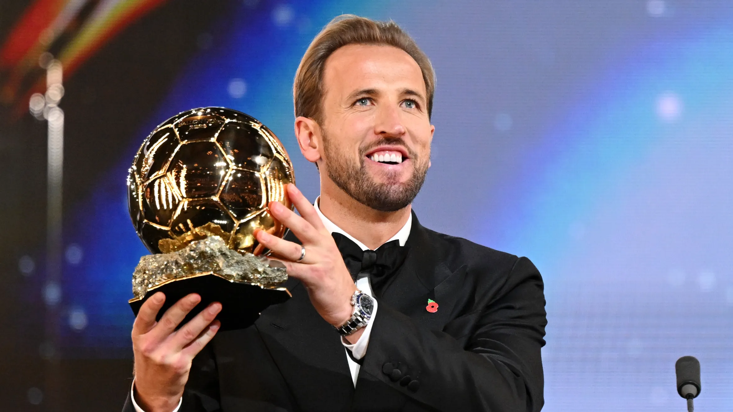 Emotional Moment at the Ballon d’Or Ceremony as Football Star Receives Golden Trophy Emotional Moment at the Ballon d’Or Ceremony as Football Star Receives Golden Trophy